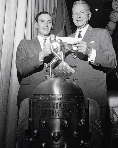 Jumbo avec Tony Hulman, directeur de l'Indianapolis Motor Speedway pour la remise de la coupe au vainqueur